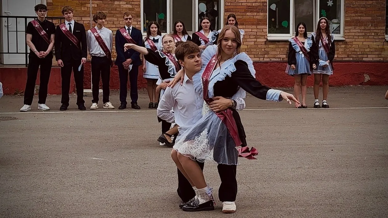 🛎️Со слезами радости, танцами и самолетиками встретили Последний звонок в уссурийской школе  Сегодня