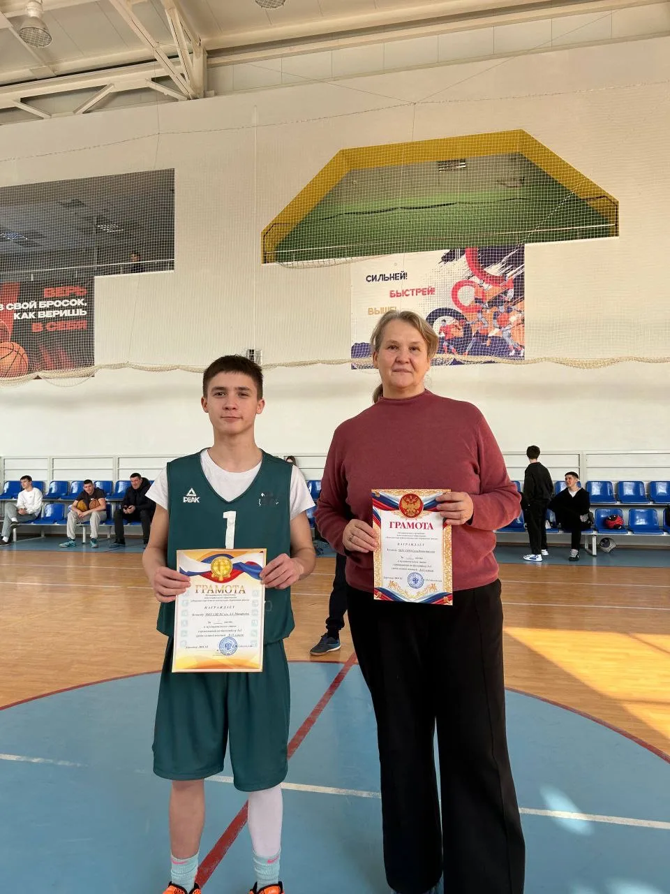 🏀 Наши парни и девушки - гордость школы!  Сегодня в ФОК «Центр-ЮГ» проходил муниципальный этап сорев