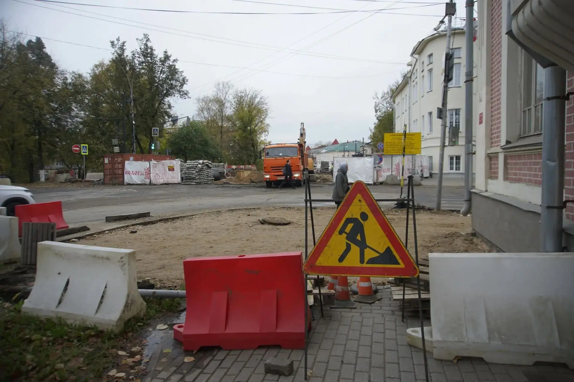 Ремонт моста на Козленской еще далек до завершения.