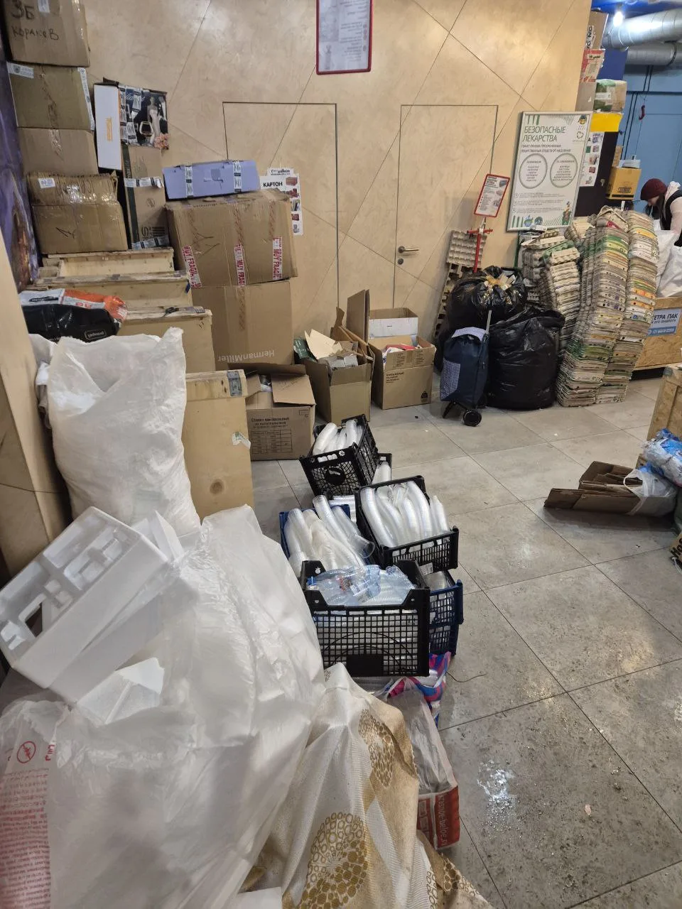 Эко-десант в действии! ♻️🥤 В начальной школе полным ходом идет подготовка к завершению 2 четверти, и