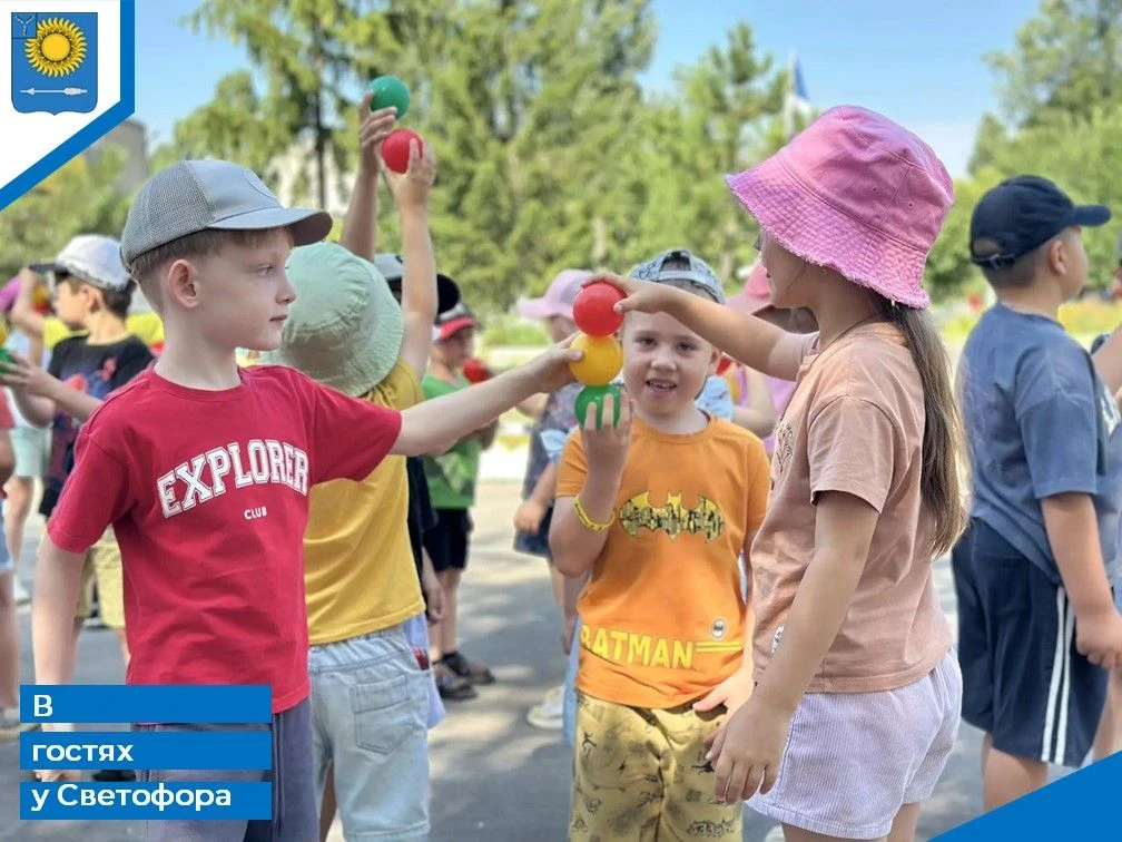 В рамках недели дорожной безопасности, был проведен физкультурный праздник по ПДД «В го...