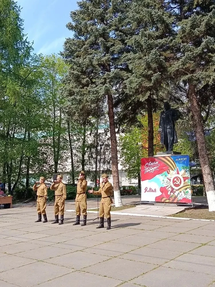 8 мая ученики 2 Б класса с классным руководителем приняли участие в митинге, посвящённом Дню Победы.