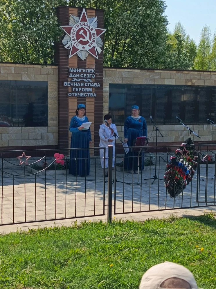Бүген мемориаль комплекс каршында Бөек Ватан сугышында һәлак булган солдатларны, җиңү б...