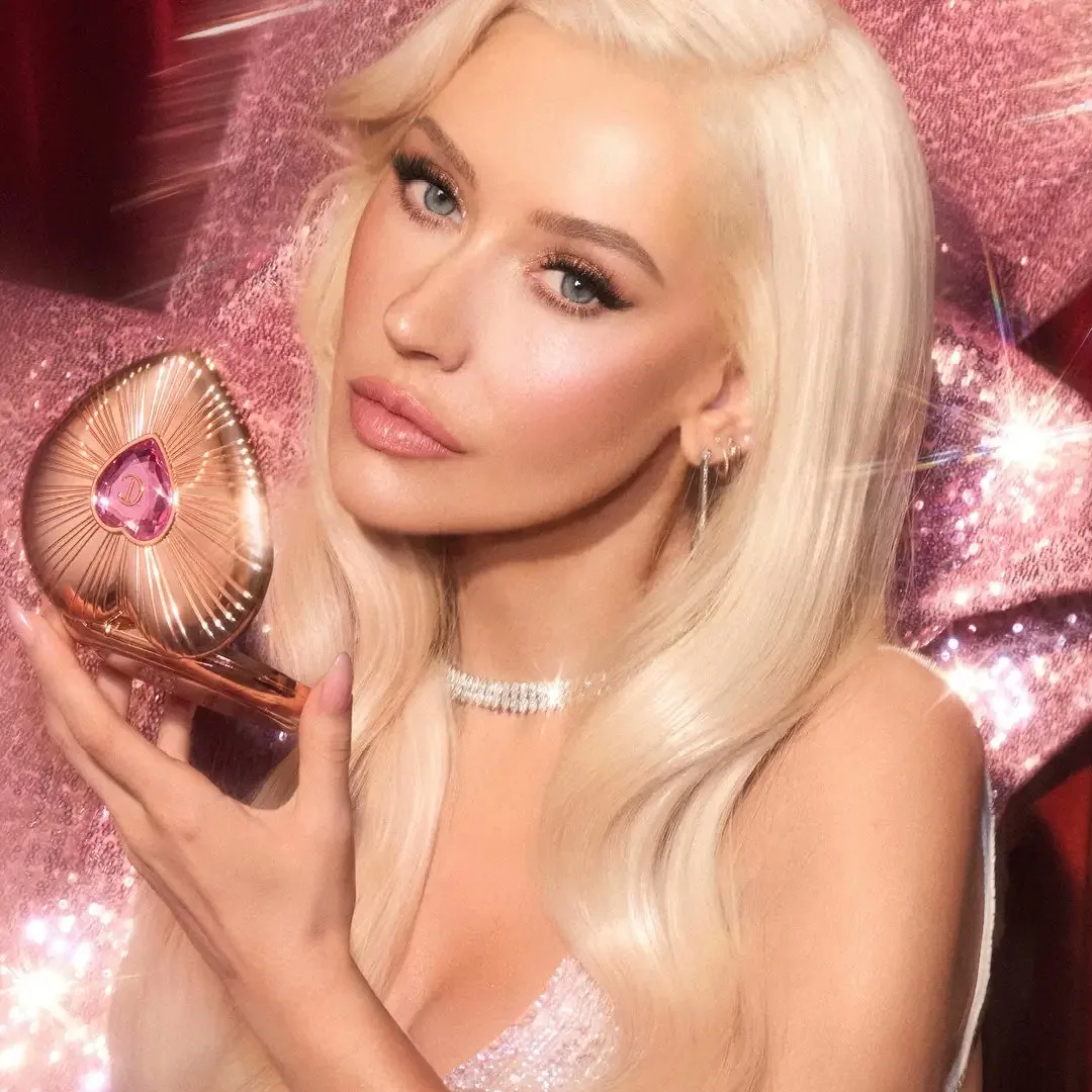 Кристина Агилера приняла участие в новой рождественской кампании для «Charlotte Tilbury...