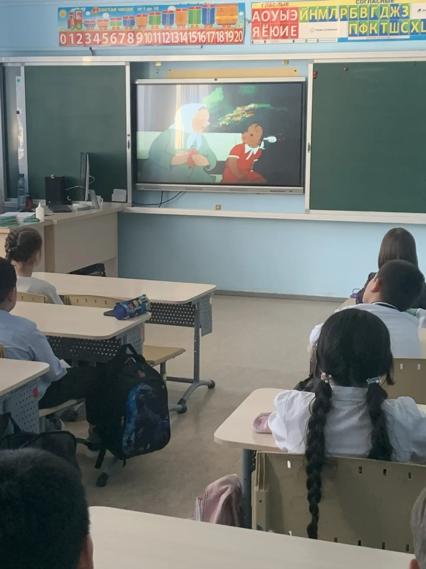 🚀 Ученическая неделя добра в Югре подходит к своему звавершению! В пятницу проведены классные часы н