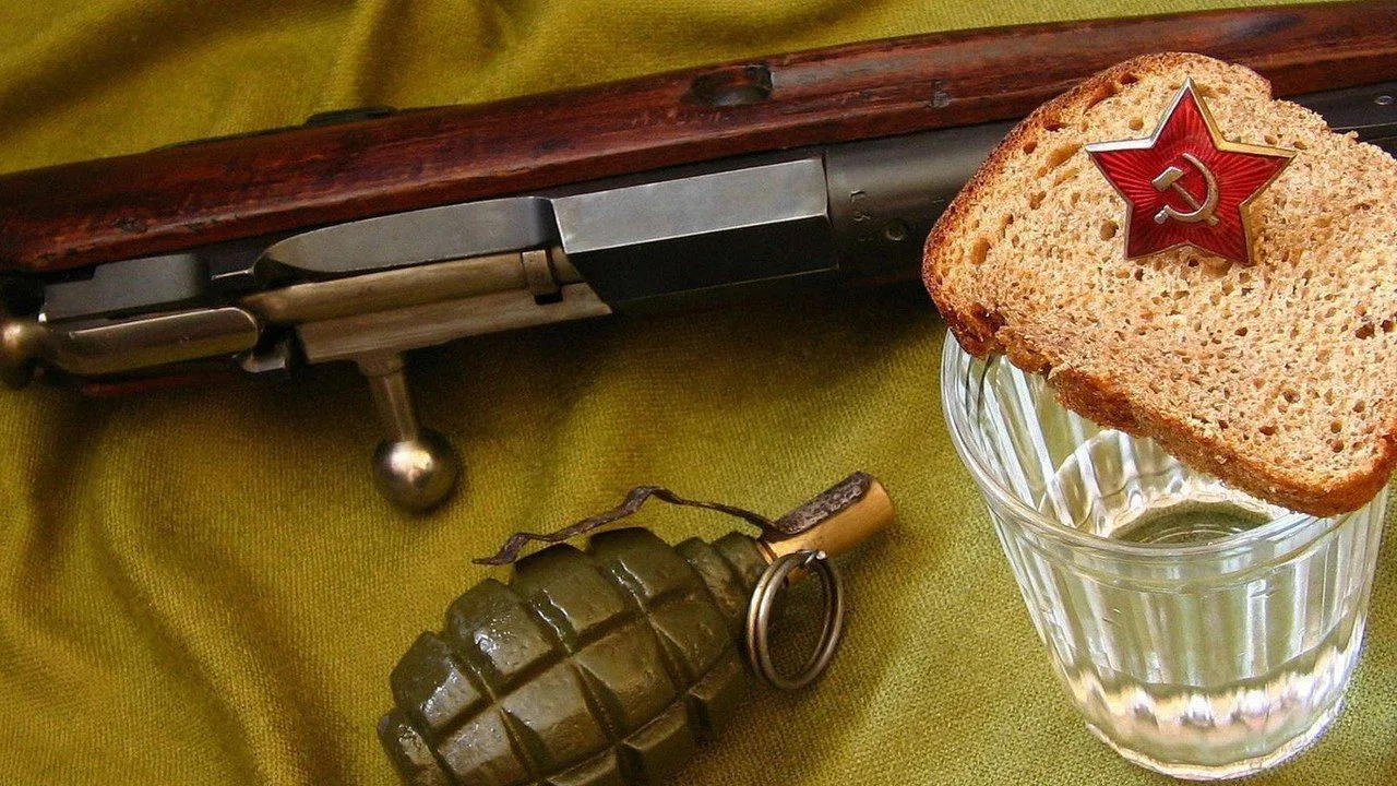 11 сентября 1943 года выпущен первый советский гранёный стакан.
