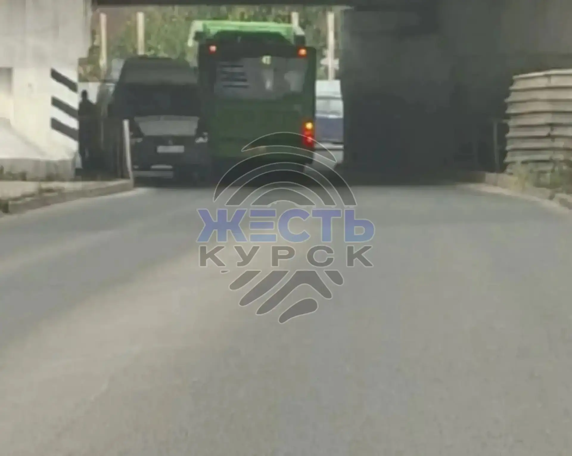 На улице Маяковского под мостом Газель столкнулась с автобусом.