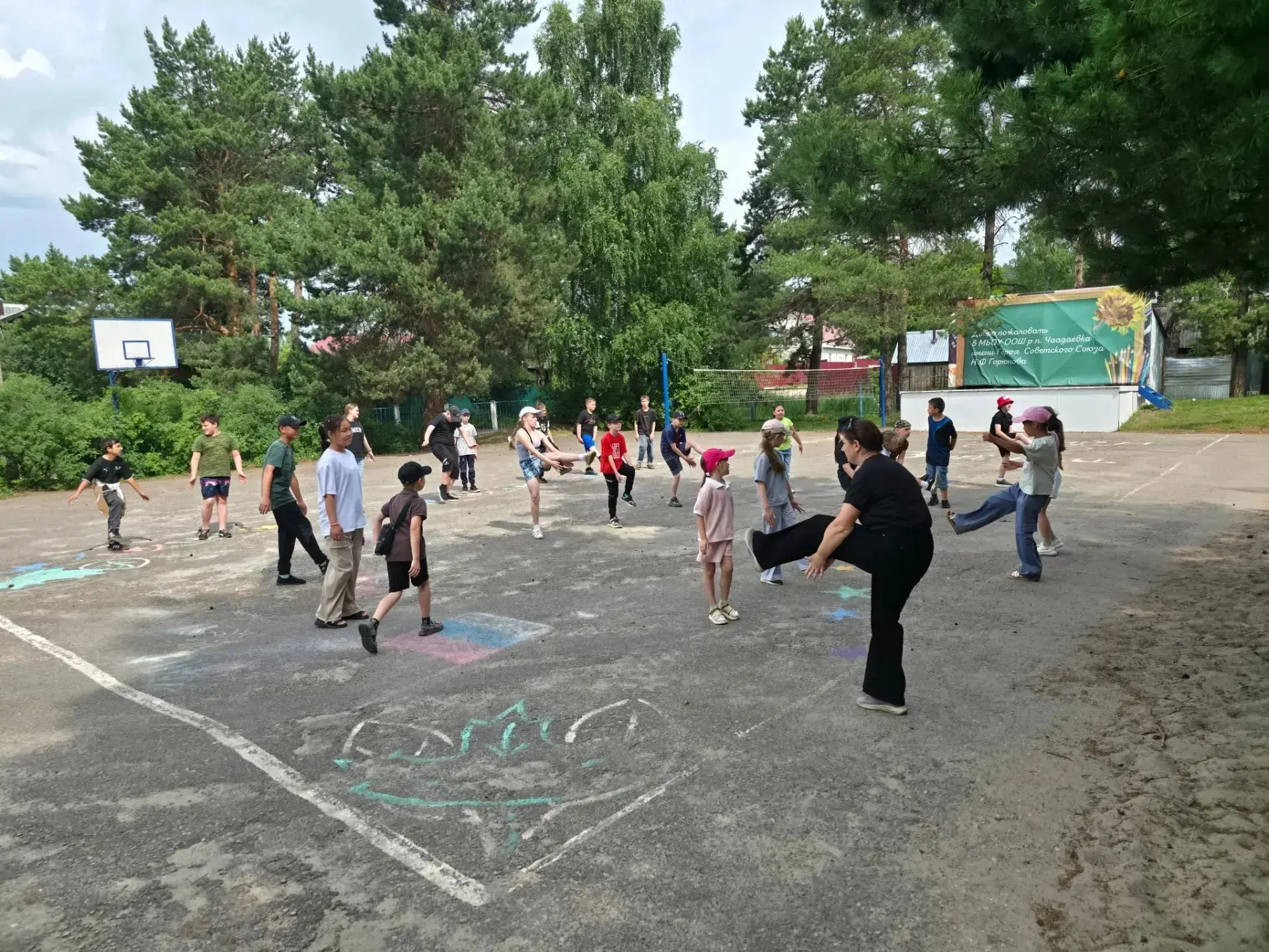 Пятнадцатый день пришкольного лагеря был наполнен играми⚽ прогулками🌸 весельем😁

👯‍♀Зарядку в это