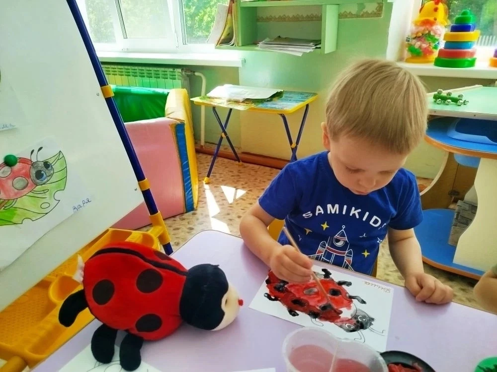 На берёзовом листочке ,кто-то красненький сидит.
      Спинка- крылья –  в чёрных точках...
       З