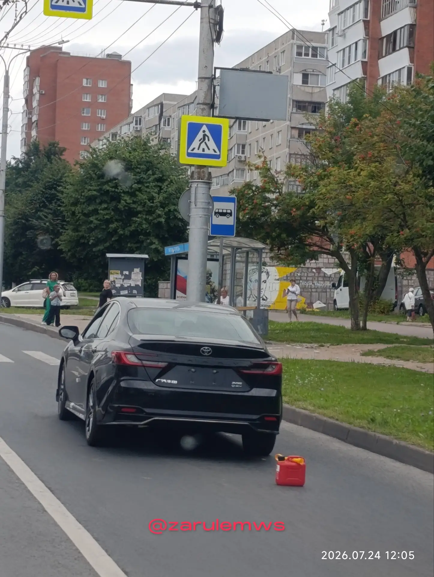 Теперь можно обсохнуть и на территории города? 

Такая вот картина сейчас на Гузовского у библиотеки