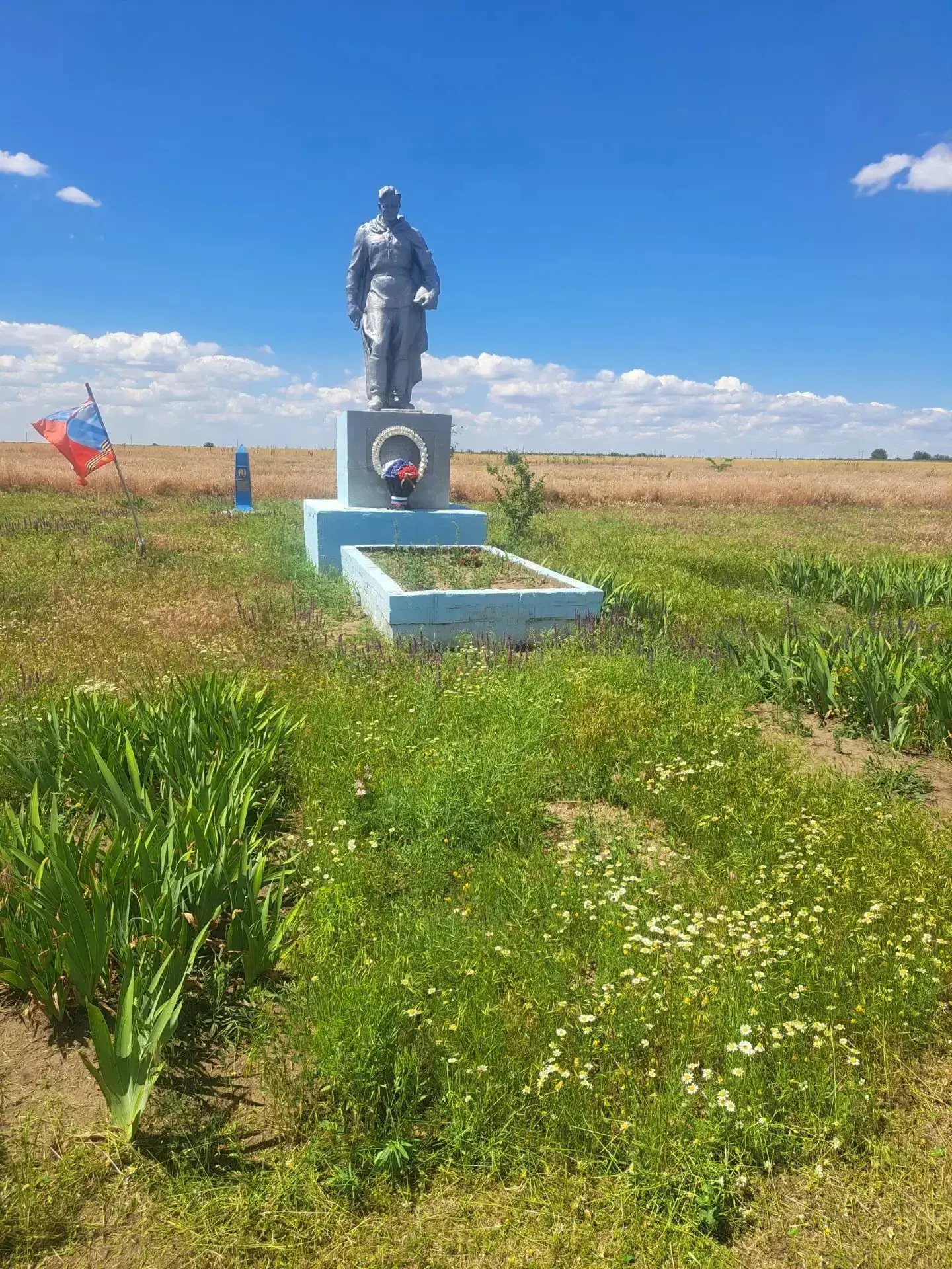 🕊️ Память в наших делах: жители округа благоустраивают воинские мемориалы

В преддверии 22 июня нер