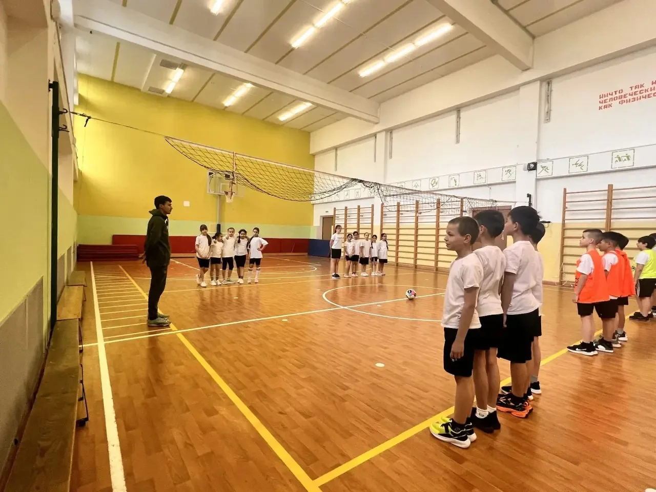 ⚽️ Футбольный день самоуправления: ученики стали игроками и судьями  Сегодня в нашей школе прошёл де