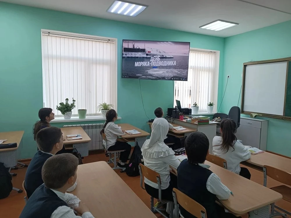 В МБОУ Прогимназия №18 прошёл классный час ко Дню моряка-подводника! 🛳️