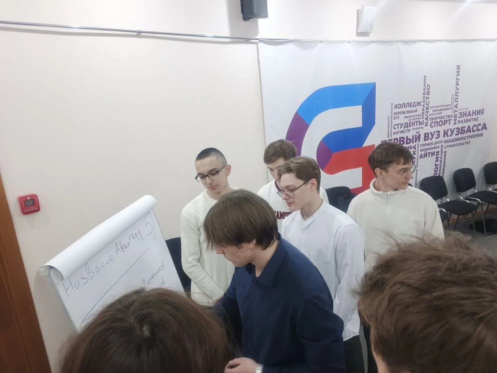 Когда инженеры играют в Лего, получается бизнес 😎🧱  Думаете, в 10Б только физику изучают? Как бы не 