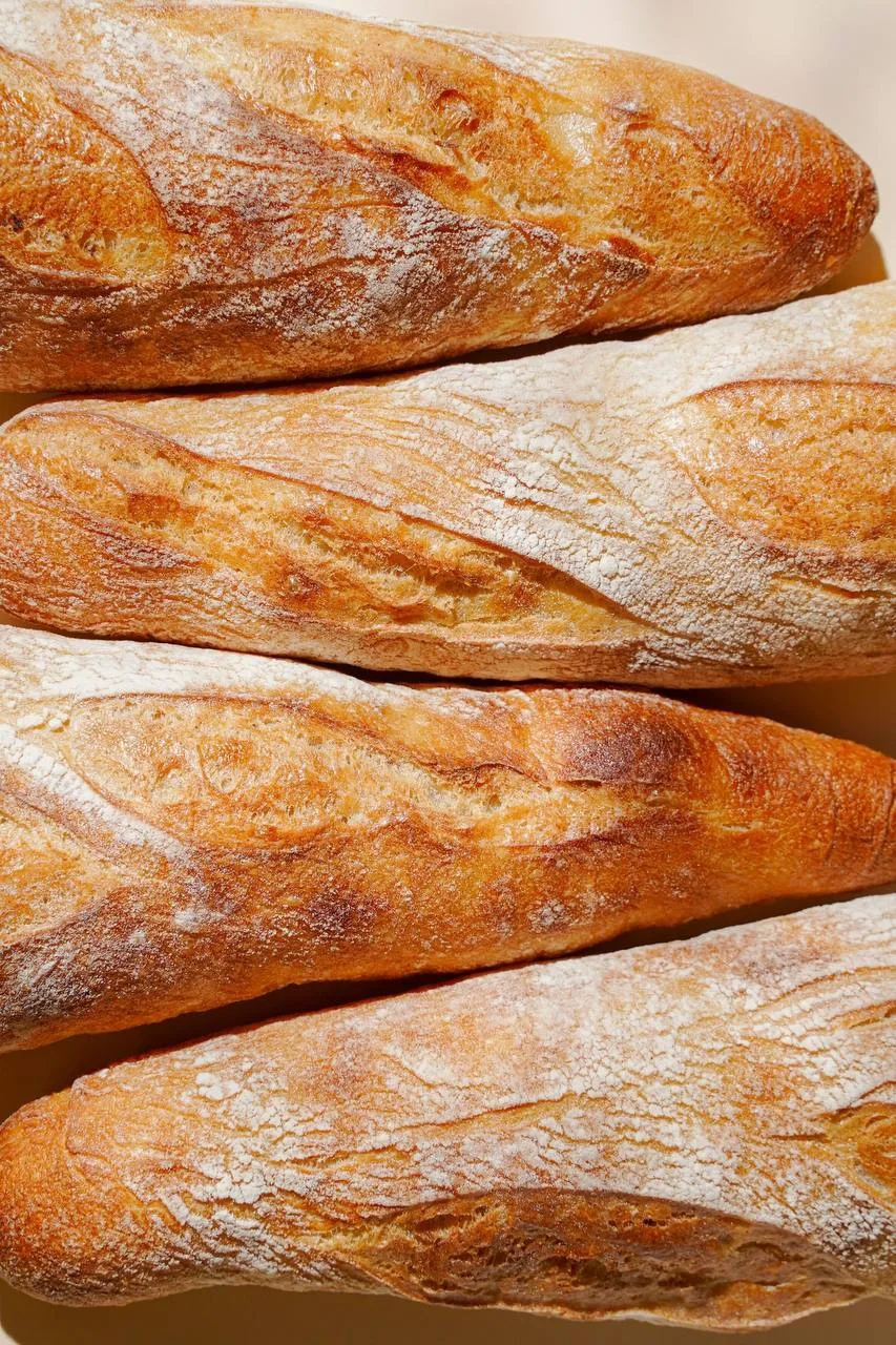 🥖Французский багет рождается задолго до того, как попадает на витрину лавок

Наше тесто проходит дл