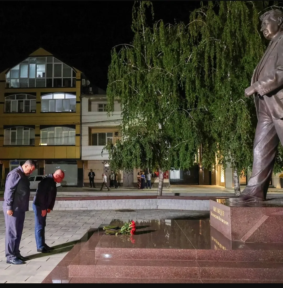 В Махачкале прошла церемония возложения цветов к памятнику Магомедали Магомедову, котор...
