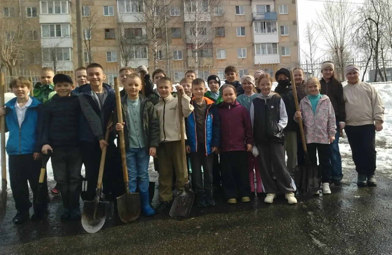 🌿 Тот, кто любит свою школу  На прошлой неделе на территории гимназии кипела работа: ученики и учите