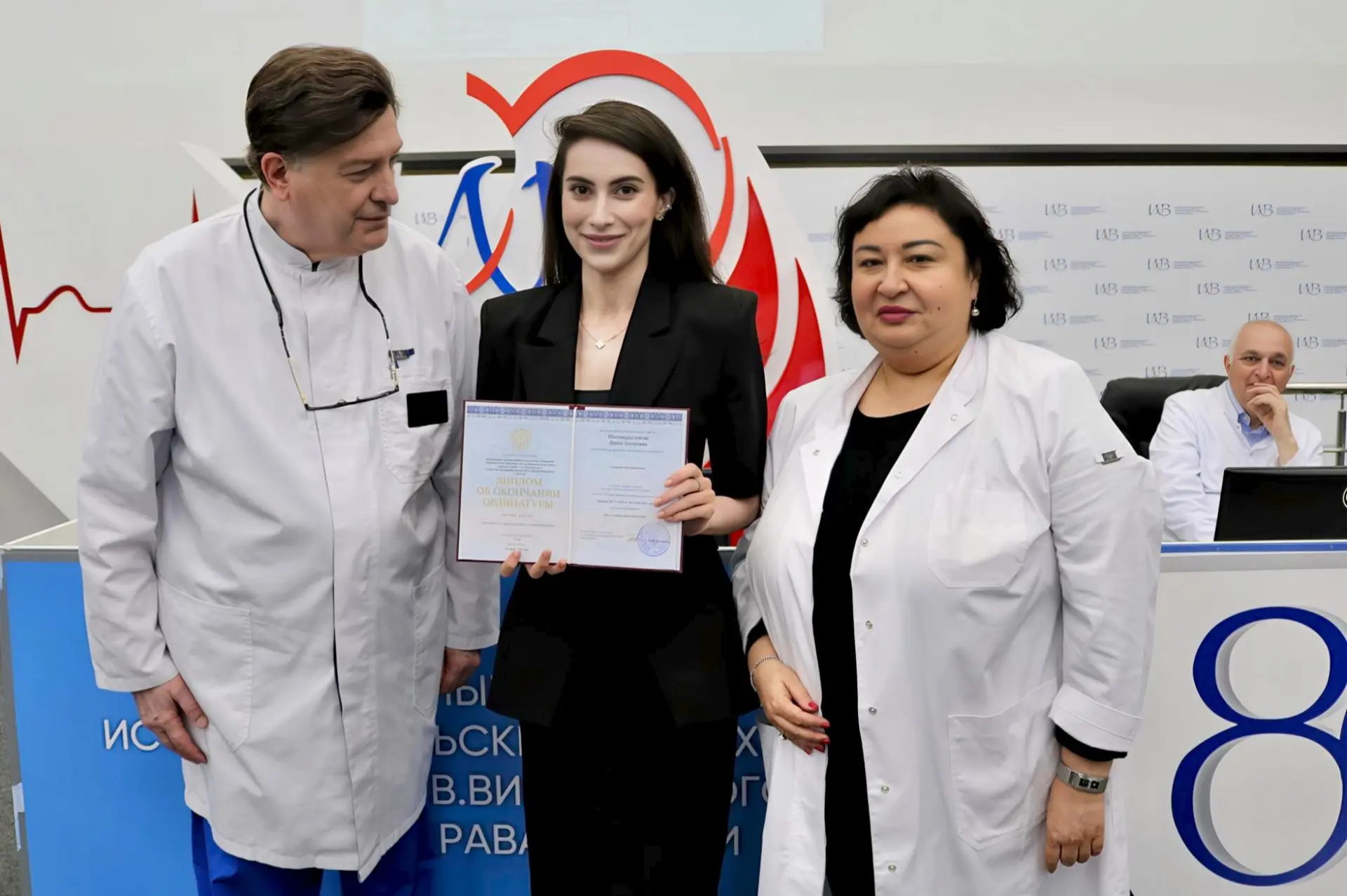 👨‍🎓Точка отсчета карьеры: 
в НМИЦ хирургии имени А.В. Вишневского вручили дипломы ординаторам

6 и