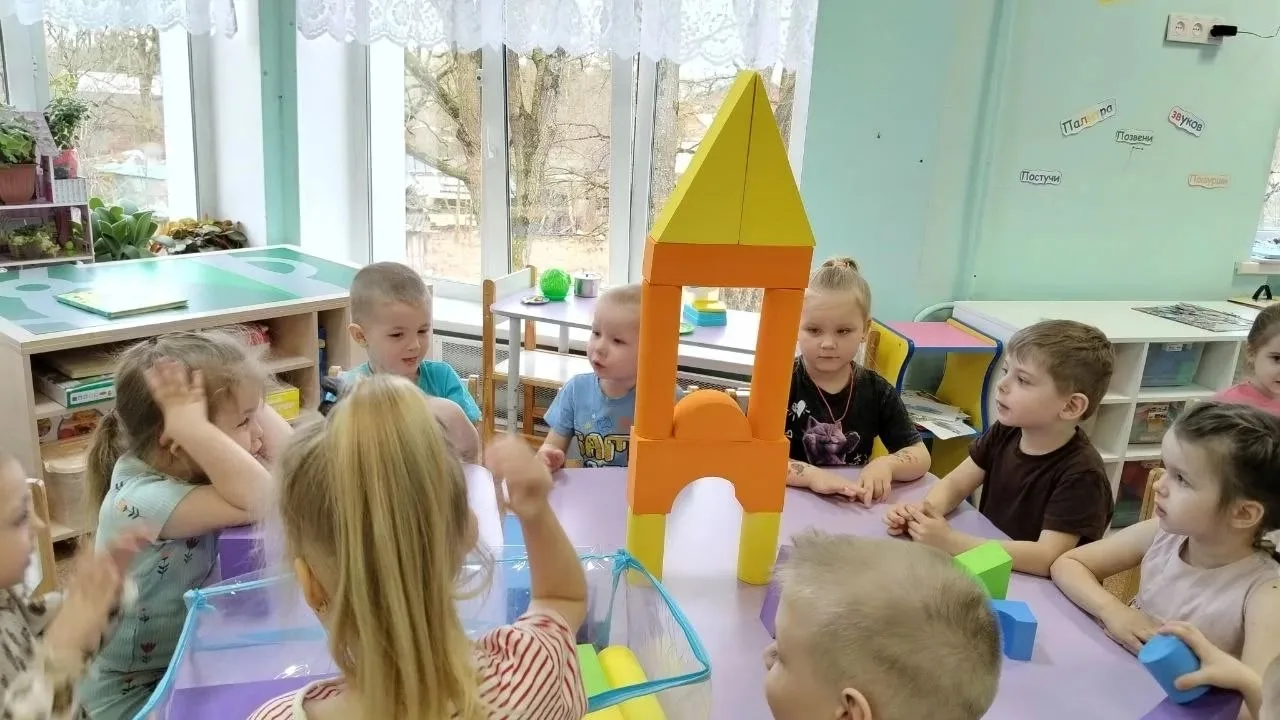 "Вот какие разные у нас звездолеты" , интересное занятие по конструированию прошло в средней группе 