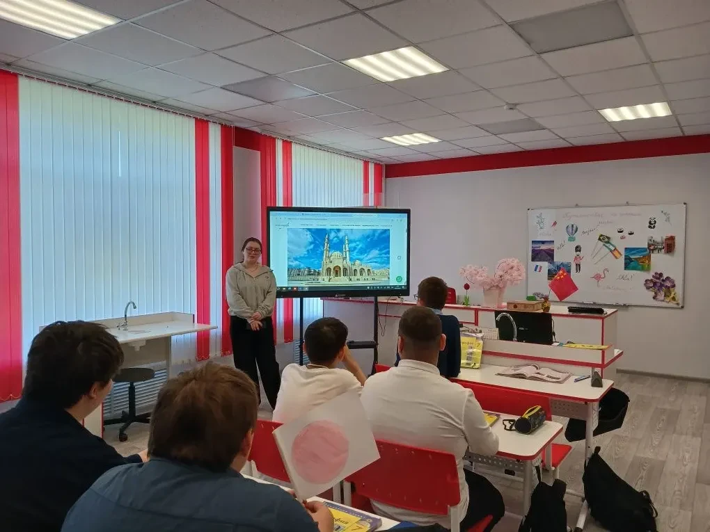 Сегодня на базе центра"Точка роста" в 7 классе прошла защита проектов на тему «Путешествие по страна