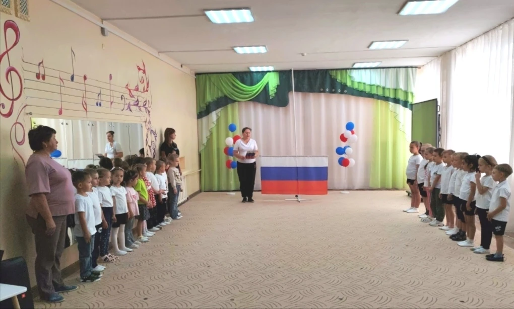 🇷🇺 Поднятие флага в честь нового учебного года — Дня знаний! 🎈