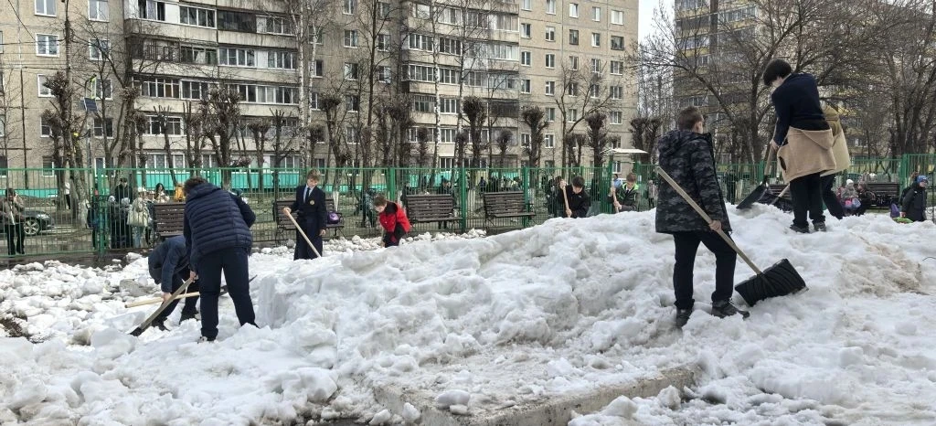 🌱В школе проходят субботники!  Такие мероприятия нужны, чтобы привести территорию в порядок после зи