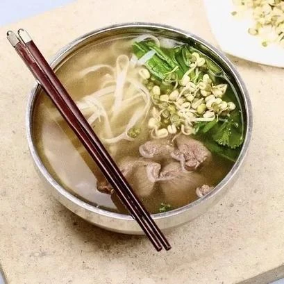 Вьетнамский Фо Бо — суп, который лечит душу 🍜🇻🇳

Прозрачный бульон, тонкая рисовая лапша, сырая г