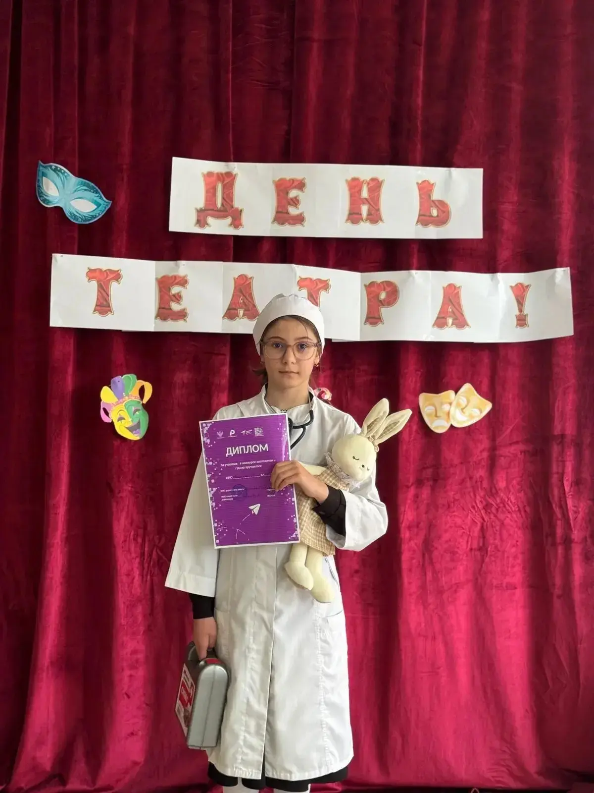 🎉 День театра: Конкурс костюмов зажёг яркие огни! 🎉 В рамках празднования Дня театра наш школьный те
