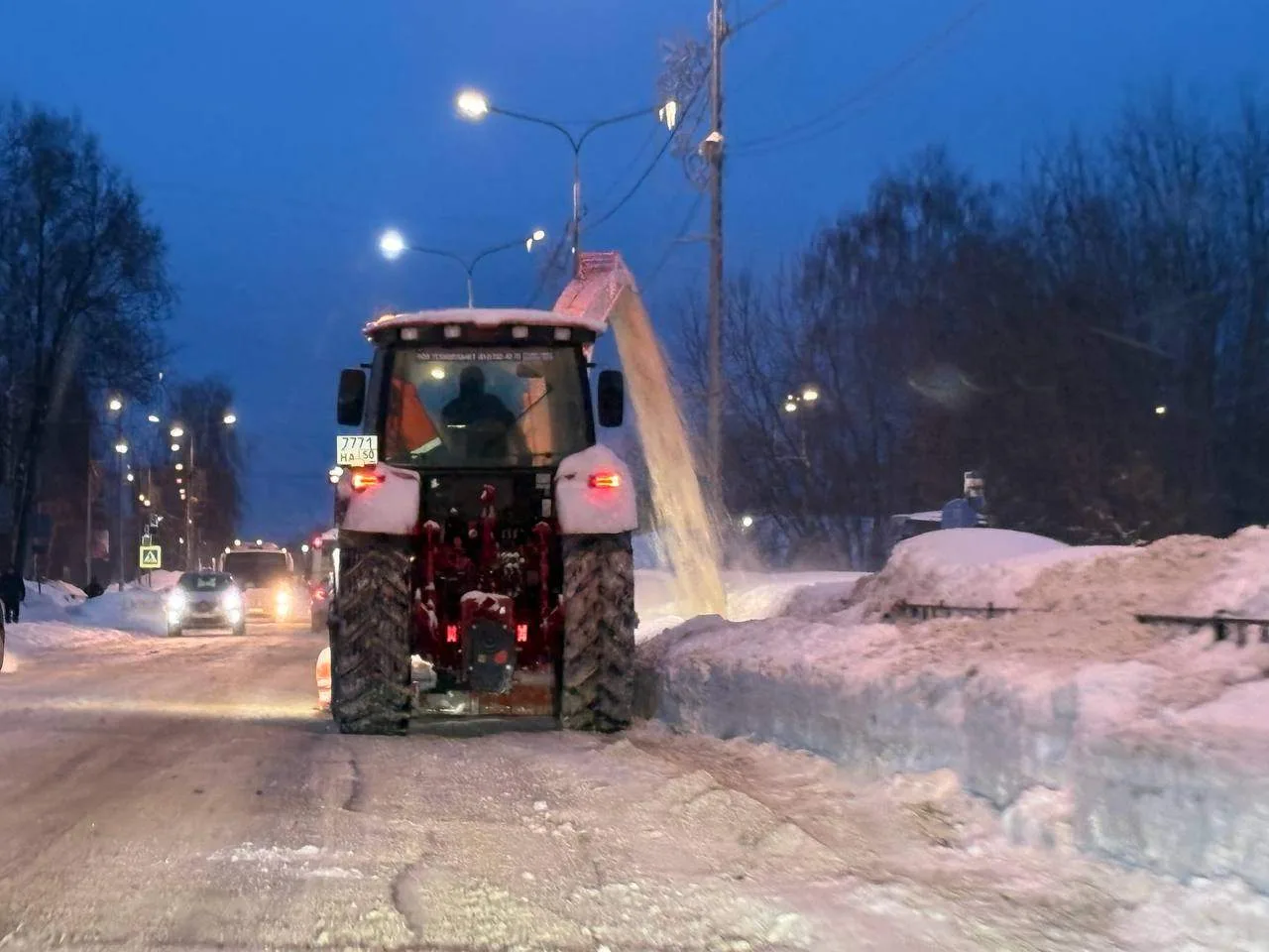 Очередной циклон заставил поработать в усиленном режиме   🚜 На уборке снега техника и сотрудники дор