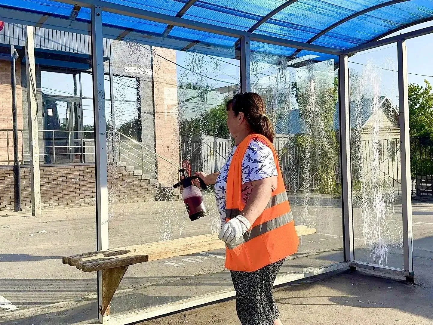 🔄 Работы по благоустройству нашего района ведутся на постоянной основе

🫧 Мойка остановочных павил