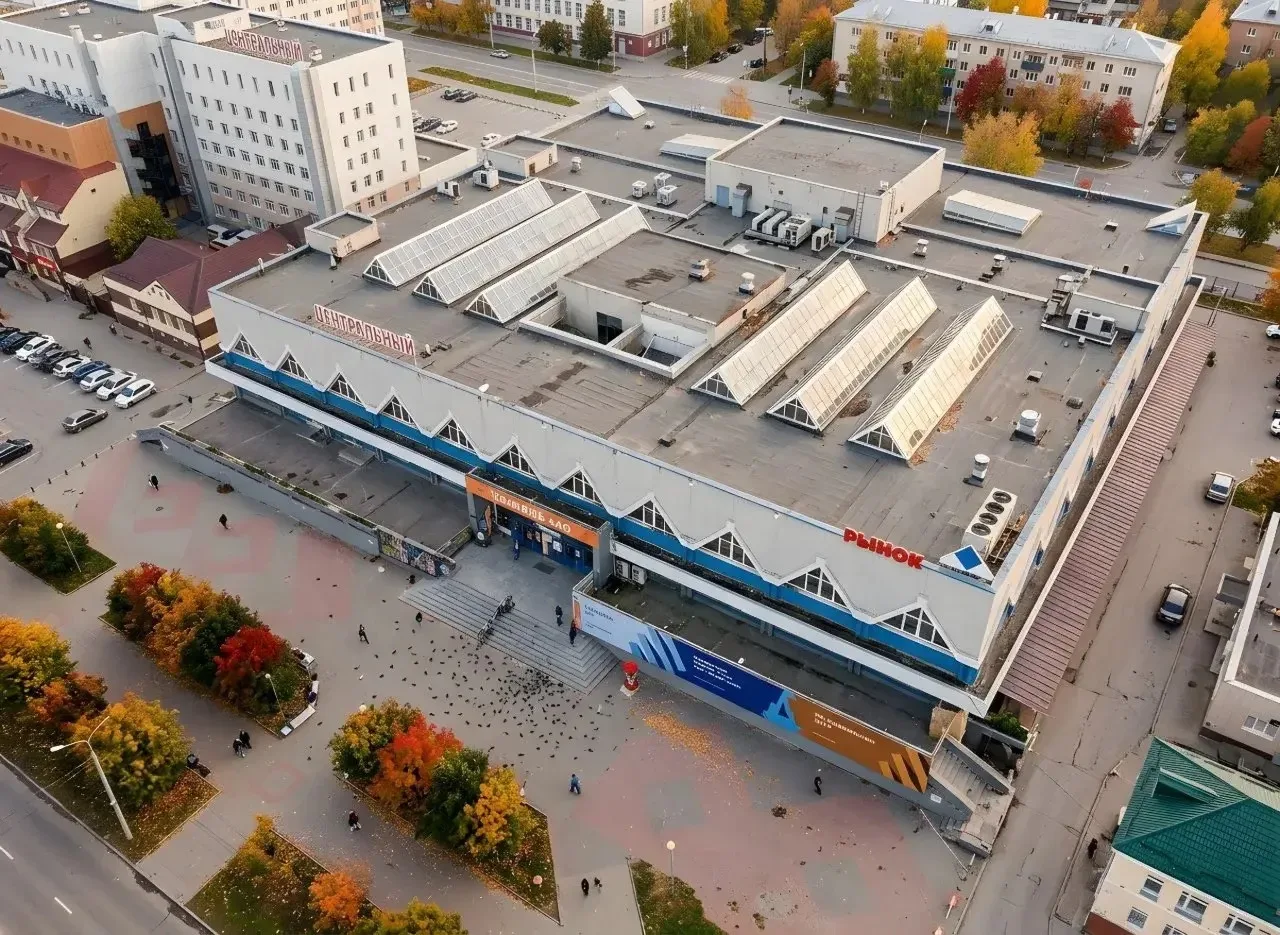 Центральный рынок Тюмени ждет капремонт: кровля на Герцена, 95 в плачевном состоянии.