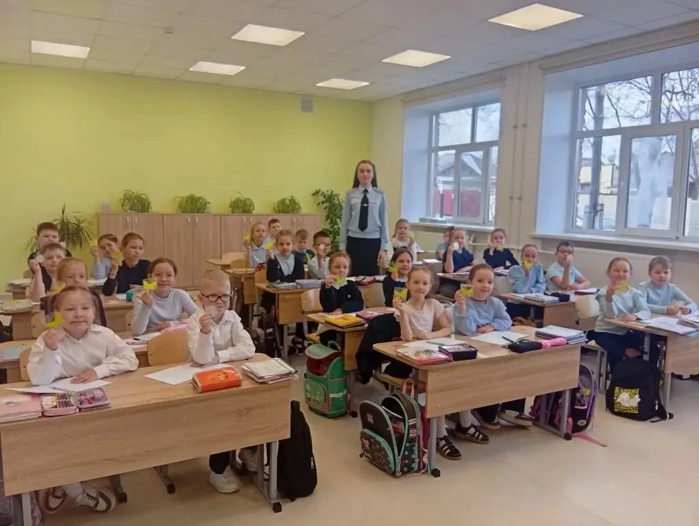 🚦 В гостях у первоклассников: инспектор ГИБДД провёл урок по ПДД. 

В нашей школе прошла важная и о