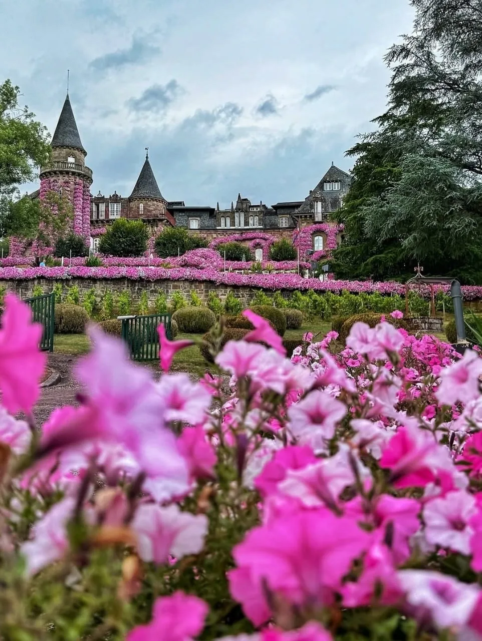 Добро пожаловать в Château de Castel‑Novel — замок‑отель в регионе Лимузен, Франция!  Построенный в 