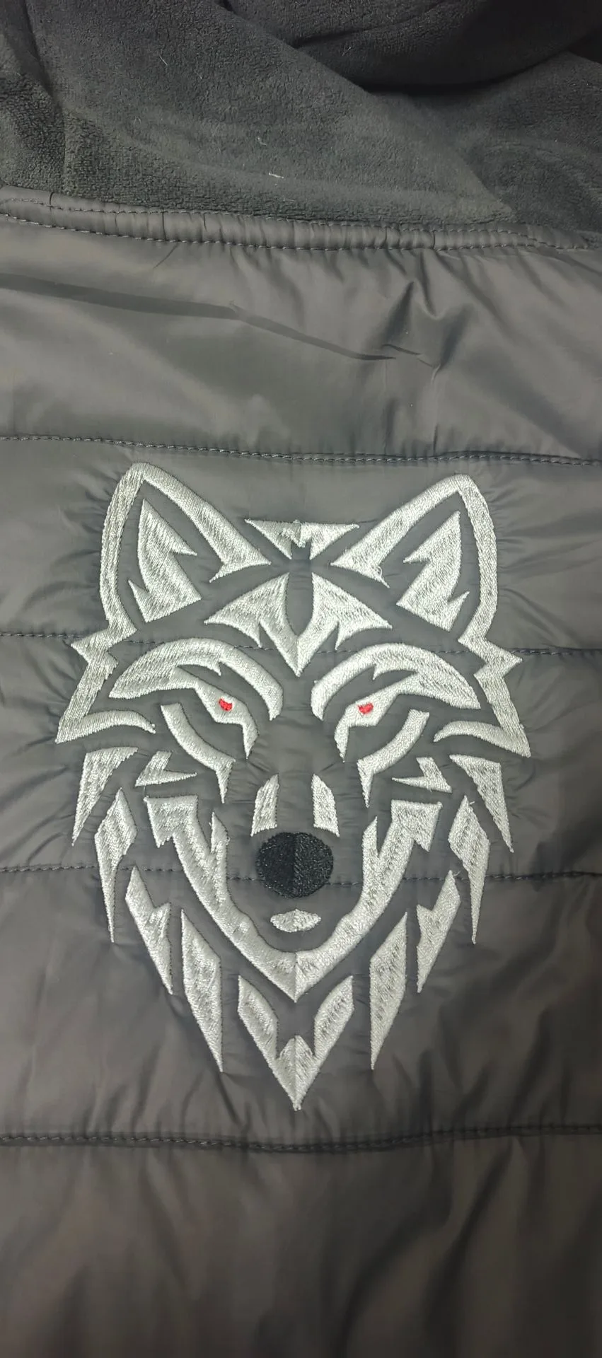 Вышивка волка 🐺 на куртке 🧥.