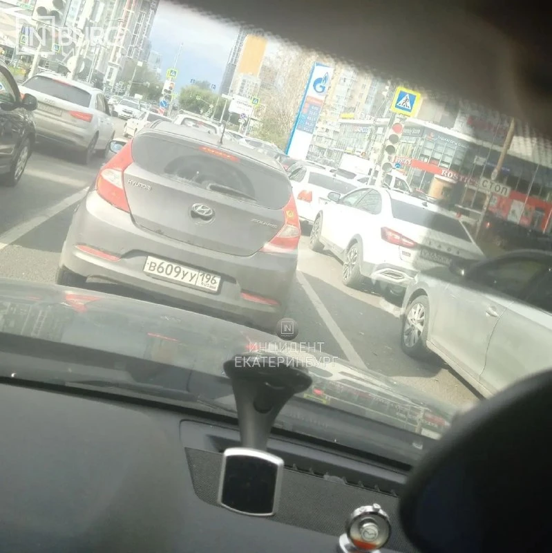 🚗 Екатеринбуржец пожаловался на пробки у заправки на Волгоградской