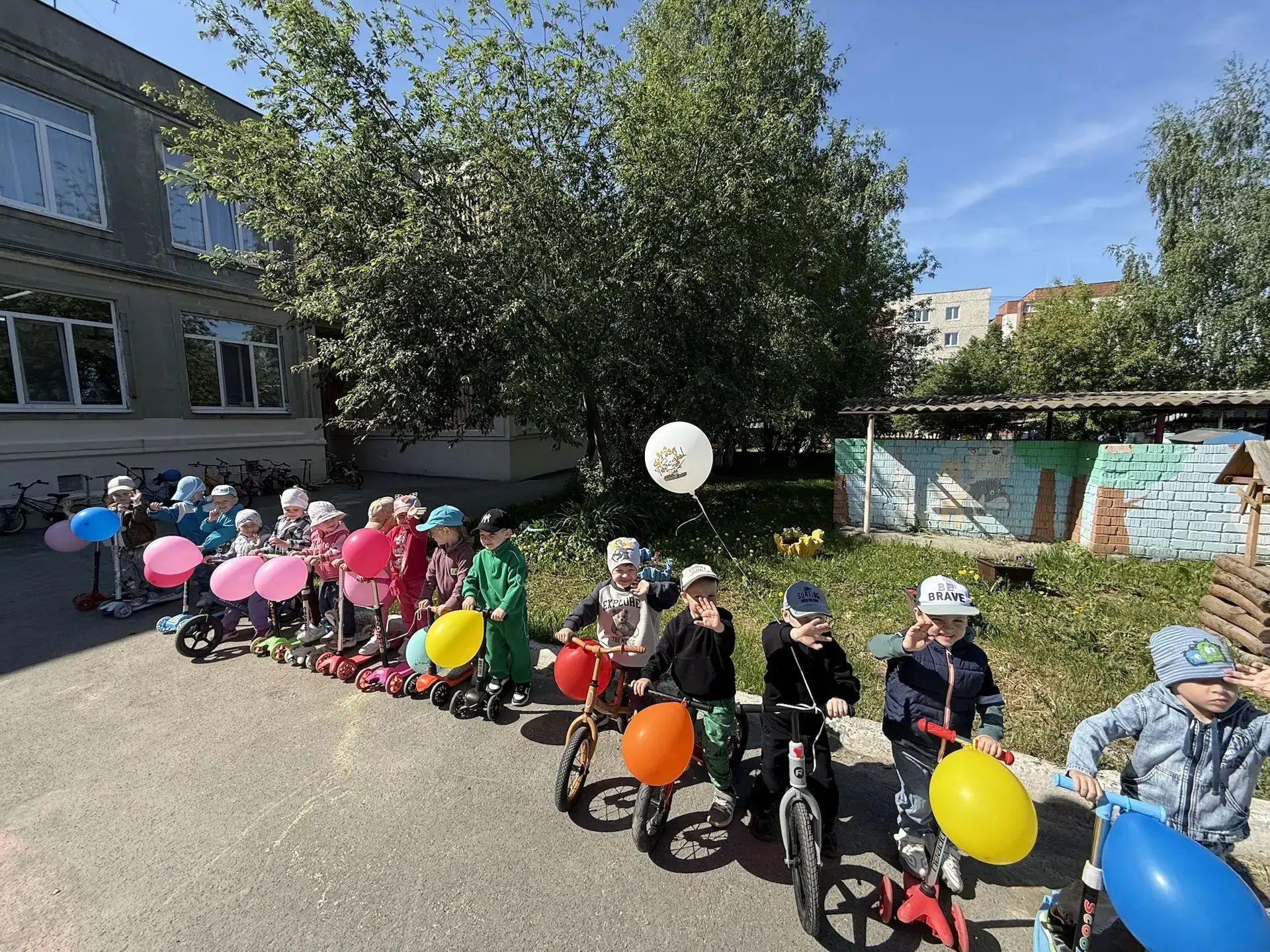 🚴 На территории нашего детского сада прошёл спортивный праздник — «Здравствуй, старина...