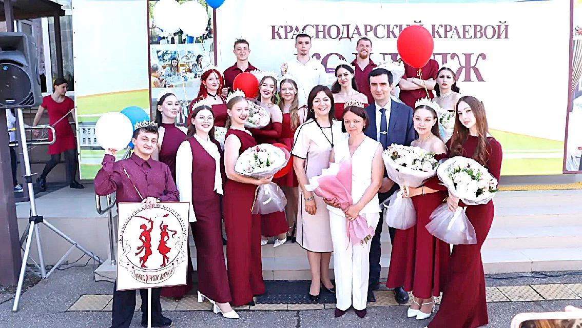 ПОСЛЕДНИЙ ЗВОНОК: И ФИНИШ, И СТАРТ, И МЕЧТЫ, И НАДЕЖДЫ…   Сегодня в стенах Краснодарского краевого к