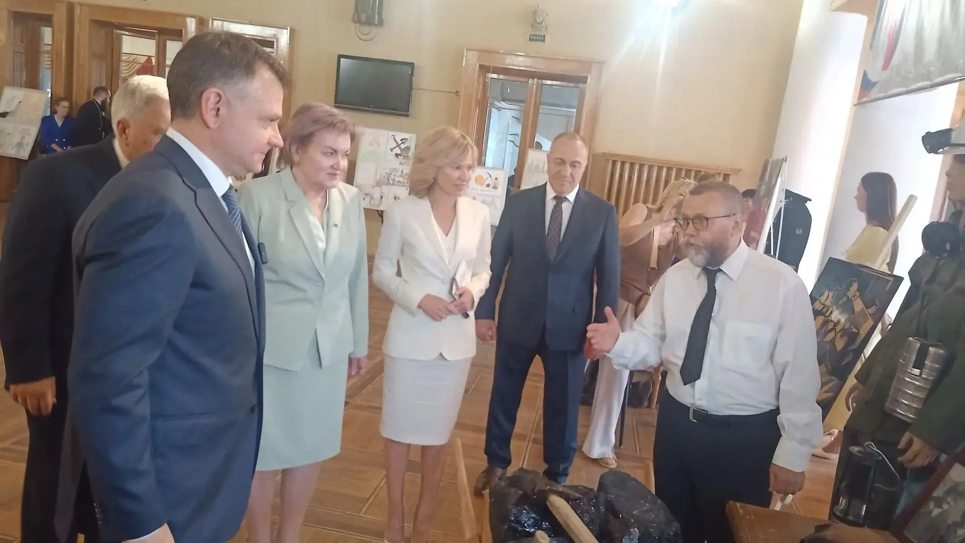 "Там, на шахте угольной".