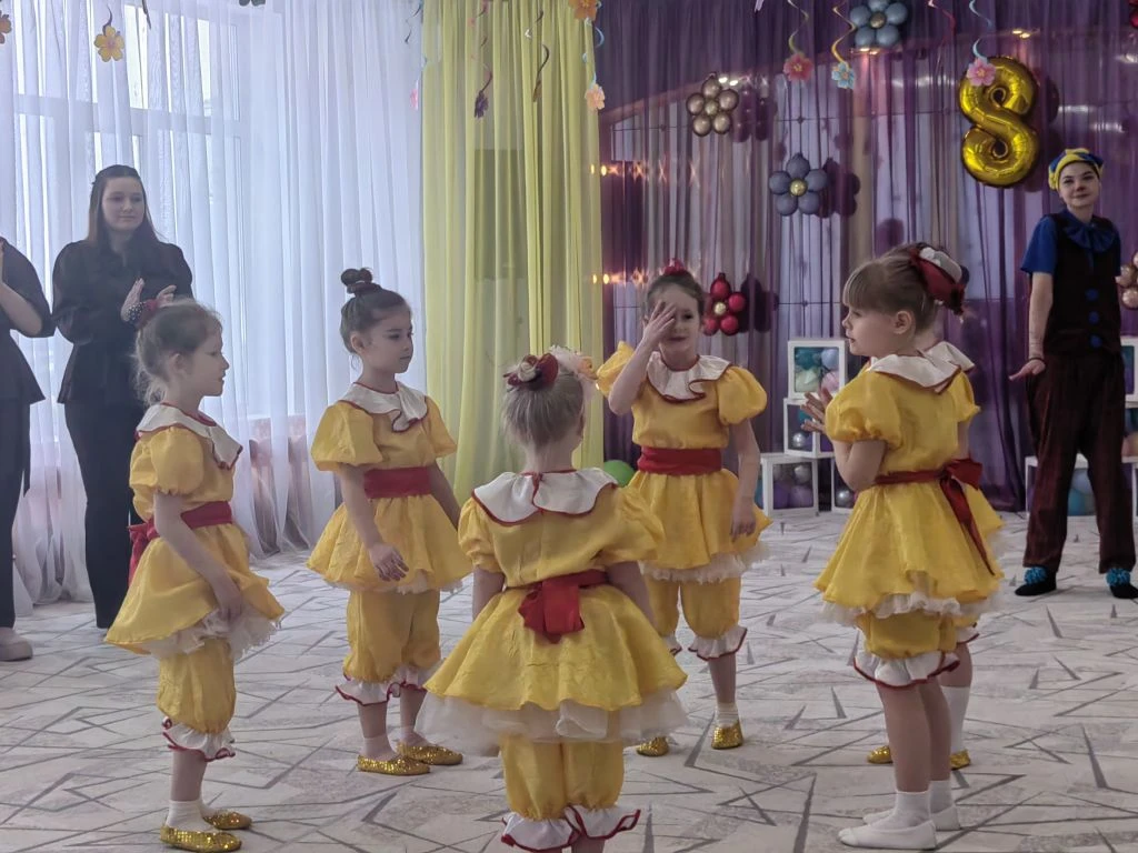Какие наши дети артисты!!!! Все слова, все песни все эти дни звучат для мам, бабушек!!!❤❤❤