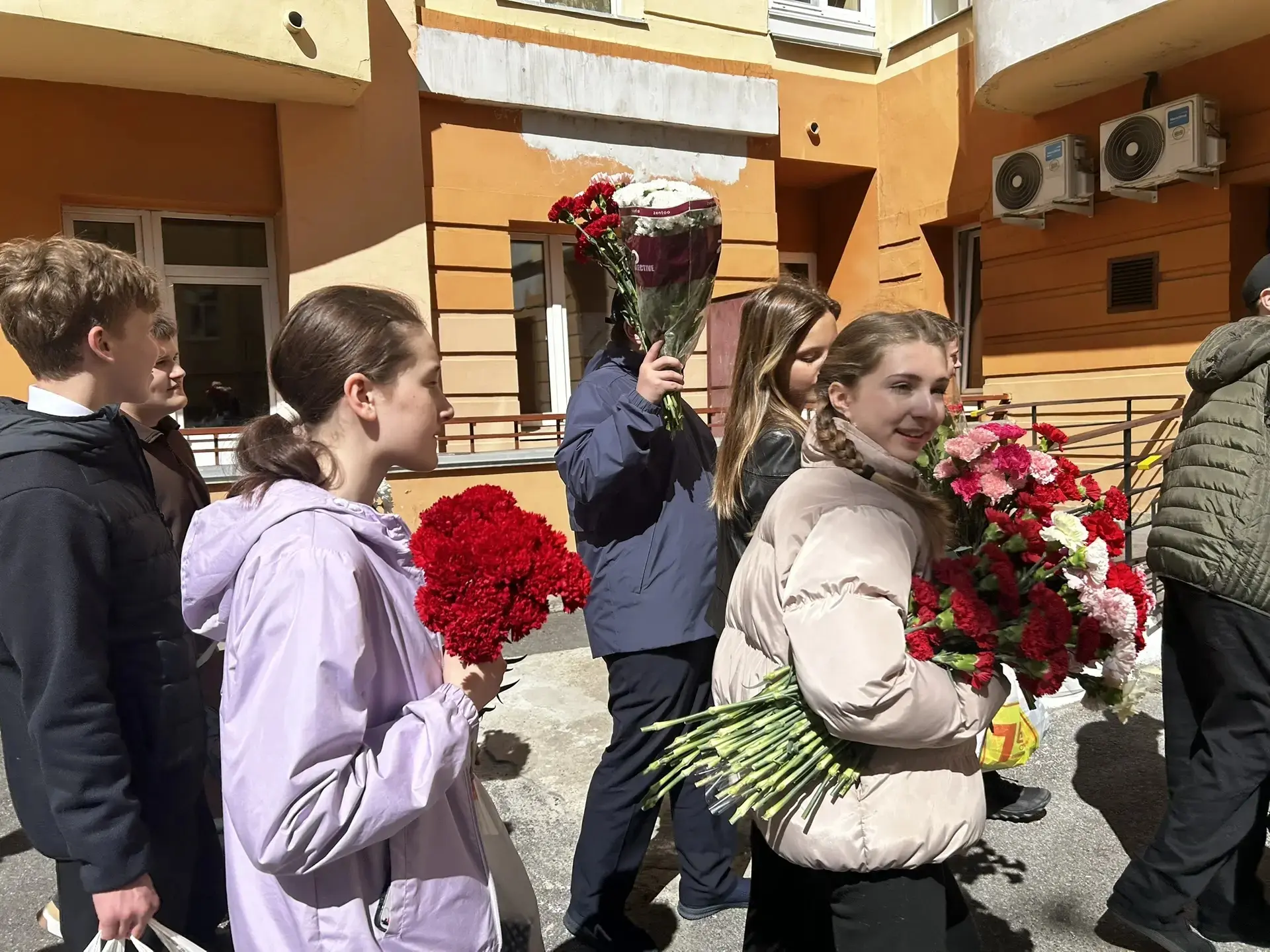 Благодарим всех участников акции «Цветы ветеранам»!  🌺 В преддверии Дня Победы мы вместе с вами пода