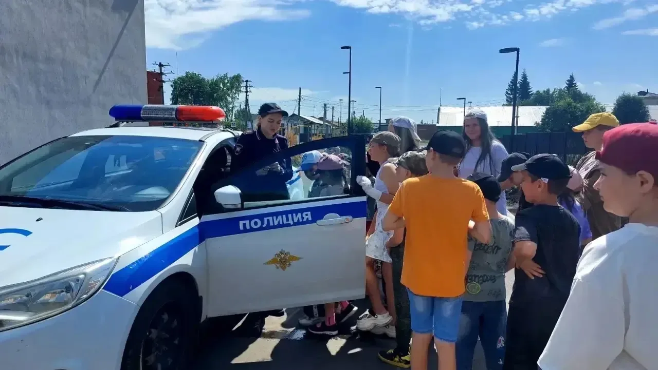 В лагере «Я-Кузбассовец» прошла увлекательная игровая программа по правилам дорожного движения. Педа