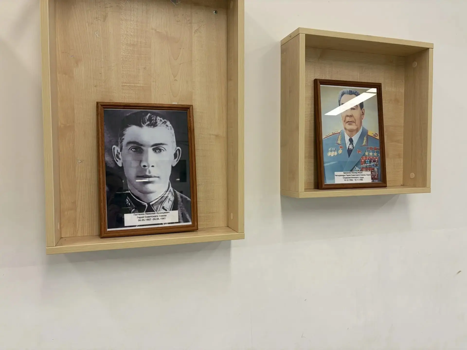 ✨В преддверии великого праздника на первом этаже школы появилась особенная выставка — выставка герое