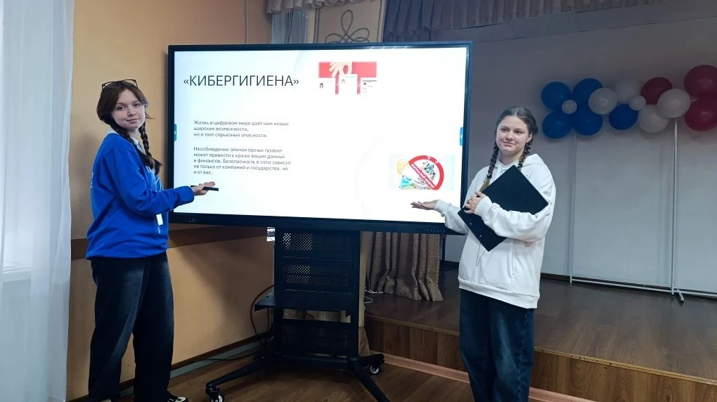 Полезное дело в преддверии праздника! 🎁✨  Активисты «Движения Первых» Дарья Аулова и Лида Григорьева