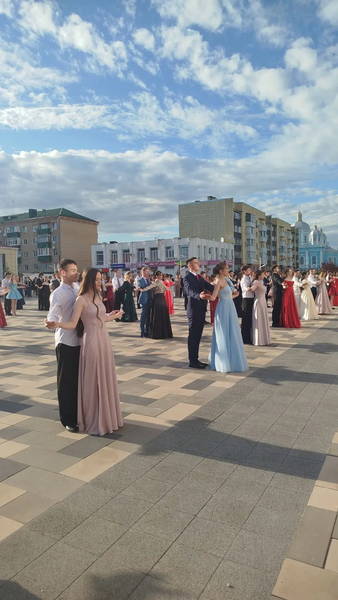 💥«Прекрасное далеко»: Корочанские выпускники попрощались со школой под звуки вальса и аплодисменты

