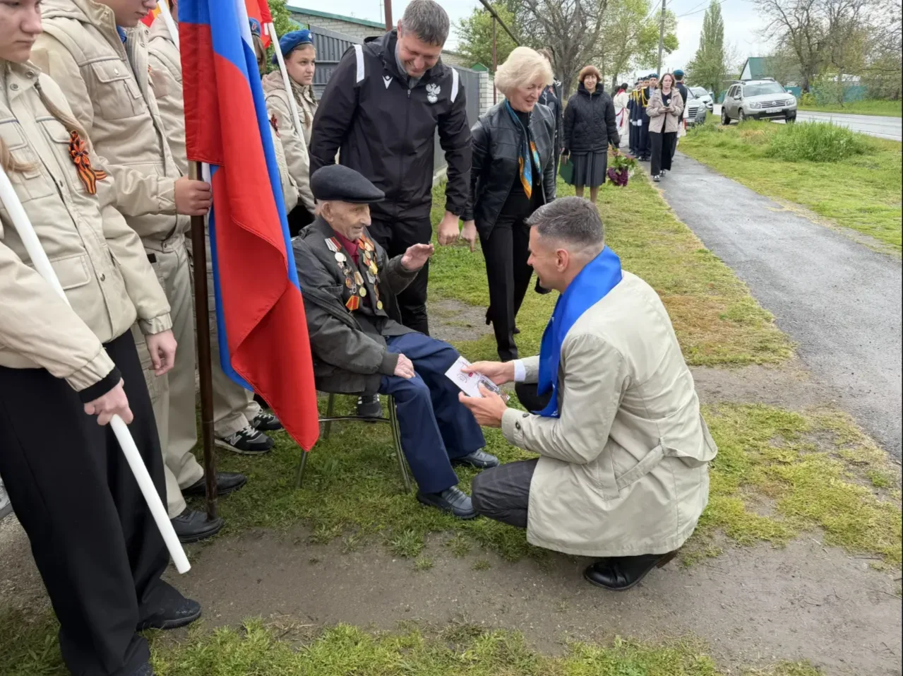 Вместе со школьниками нашего округа навестил ветеранов Великой Отечественной войны — Павла Ивановича