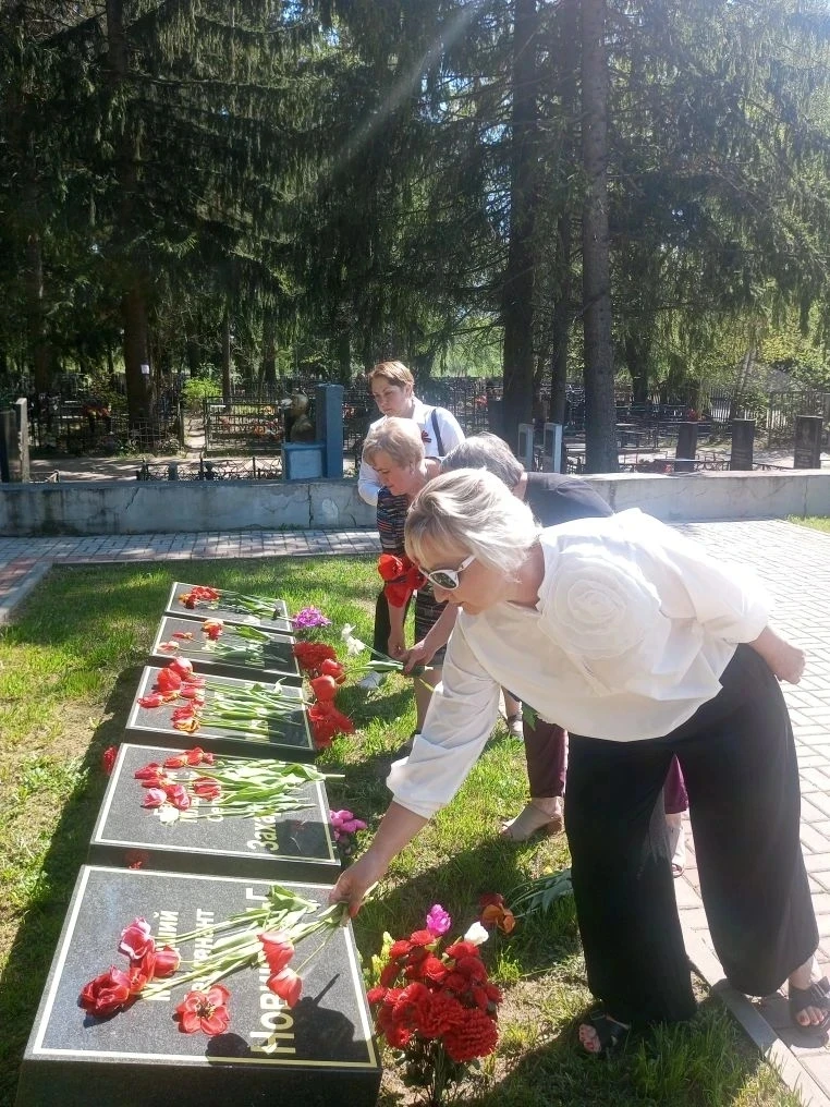 🔥🎗️ 9 МАЯ по всей стране  проходят акции по возложению цветов и венков к памятникам погибших в Велик