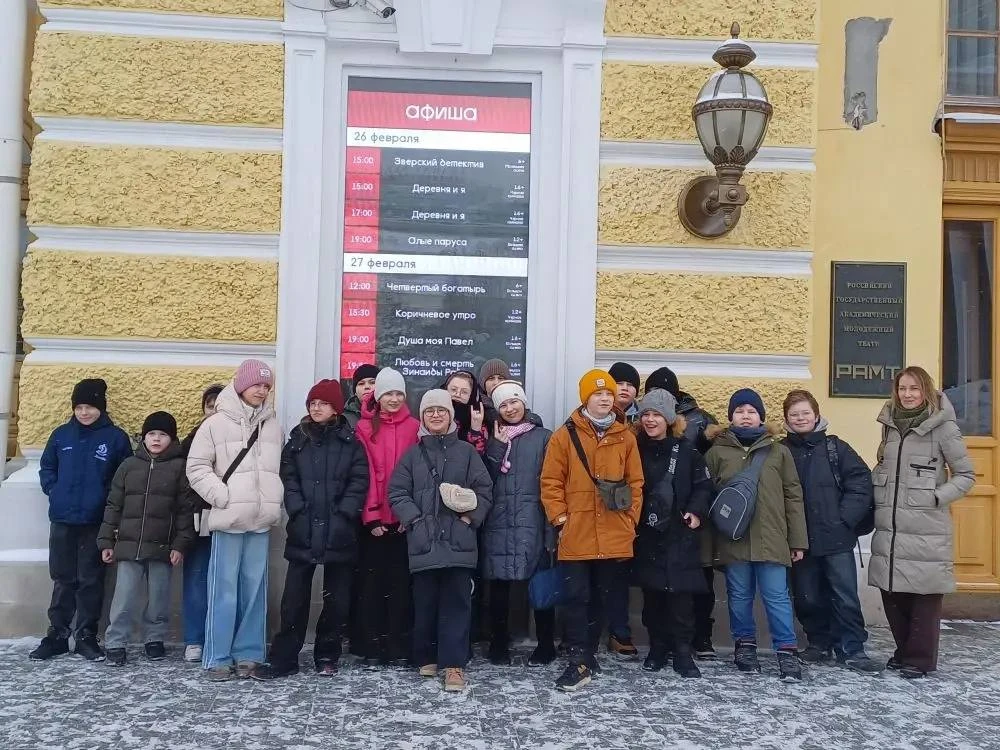 Любите ли вы театр?  🎭 Мы да! Поэтому сегодня театральные новости.  Наши пятиклассники посетили спек