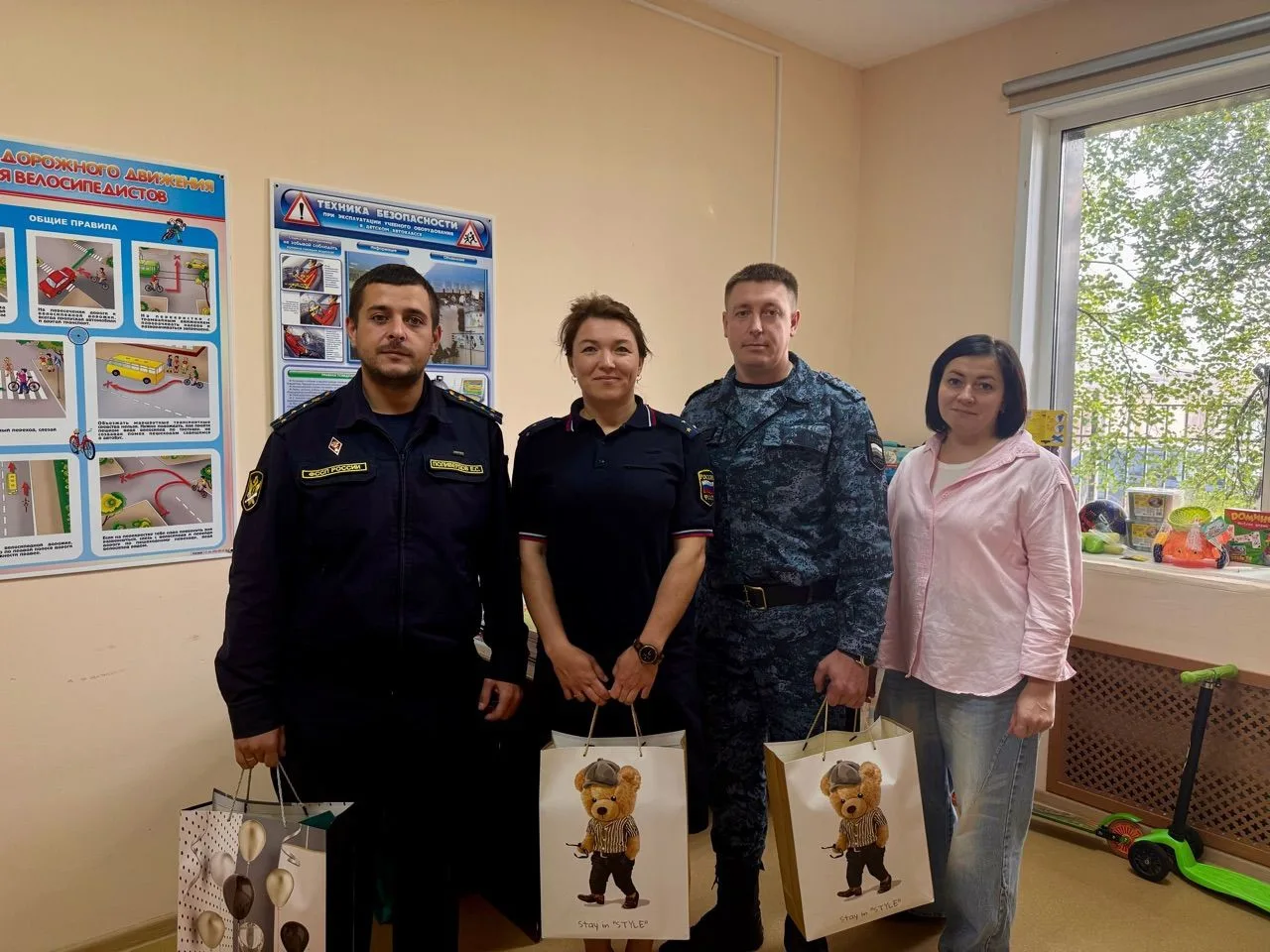 Судебные приставы г. Нарьян-Мара помогли собраться в школу детям из семей, находящихся ...