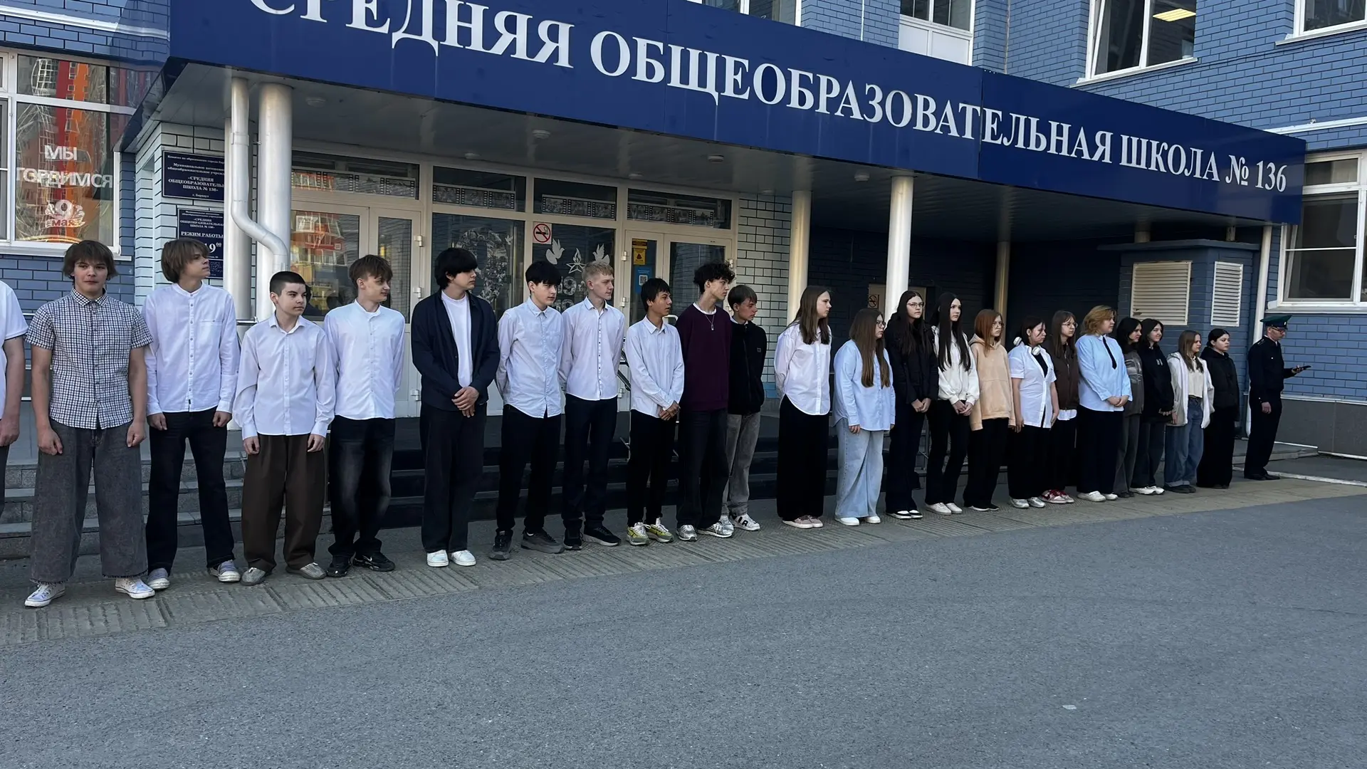 🇷🇺Поднятие Государственного флага РФ и исполнение Гимна - традиция и залог успешной недели!  На лине