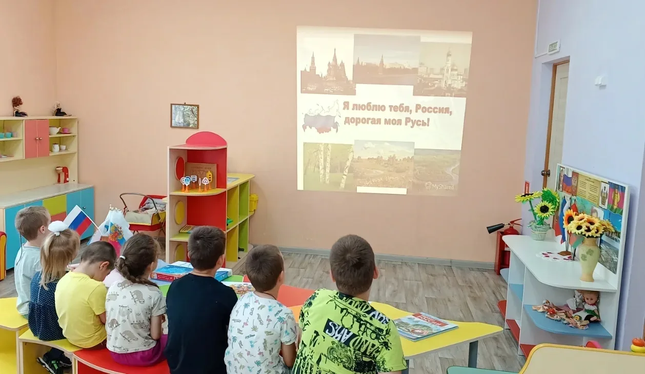 Нам праздники для радости даны,
Мы знаем их немало, самых разных,
Но день России, день родной страны
